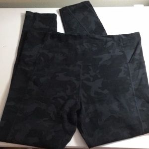 Tuff Athletics Ladies XXL Black And Grey Camo Leggings